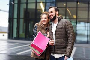 pareja joven de compras en la ciudad con tarjeta de crédito foto