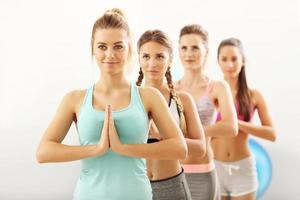 retrato de grupo femenino practicando yoga foto