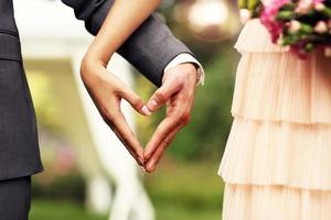 hermosa pareja de novios disfrutando de la boda foto