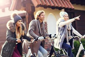 grupo de amigos en bicicleta en el bosque durante el otoño foto