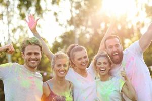 grupo de amigos divirtiéndose en el festival de color foto