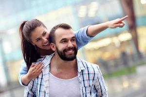 pareja feliz saliendo en la ciudad foto