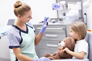 niña valiente con extracción de sangre para pruebas foto