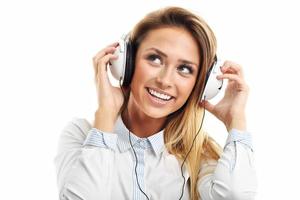 mujer con auriculares escuchando música - aislada foto