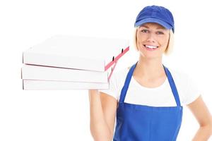 mujer entregando pizza foto