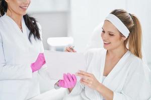 una escena de tratamientos de cosmetología médica inyección de botox. foto