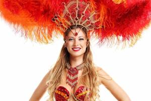 Mujer brasileña posando en traje de samba sobre fondo blanco. foto