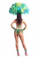 Mujer brasileña posando en traje de samba sobre fondo blanco. foto