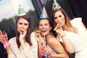 grupo de amigos celebrando al aire libre foto