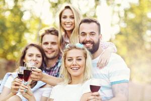 amigos que tienen una fiesta de barbacoa en el patio trasero foto