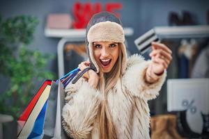 mujer adulta feliz comprando ropa en boutique foto