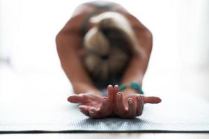 mujer adulta practicando yoga en casa foto