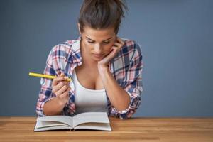 estudiante cansada aprendiendo hasta tarde en casa foto