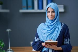 estudiante musulmana aprendiendo en casa foto