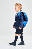 retrato de un niño listo para la escuela aislado en blanco foto