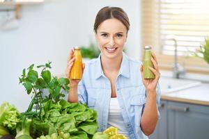 mujer adulta sana con comida verde en la cocina foto