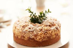 pastel de pascua y huevos en la mesa foto