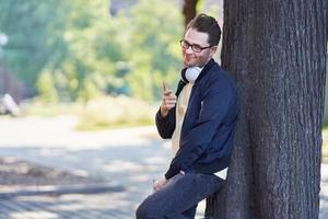 estudiante masculino en el campus estudiando al aire libre foto