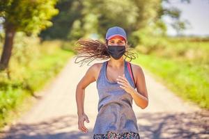 Jogger femenino corriendo en el campo foto