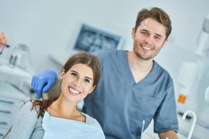 dentista masculino y mujer en la oficina del dentista foto