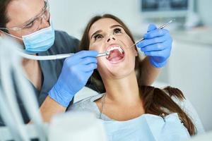 dentista masculino y mujer en la oficina del dentista foto