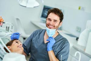 dentista masculino y mujer en la oficina del dentista foto