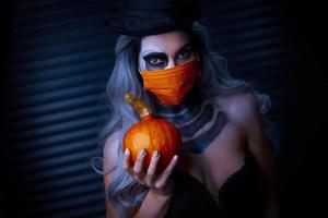espeluznante retrato de mujer con maquillaje gótico de halloween con máscara protectora