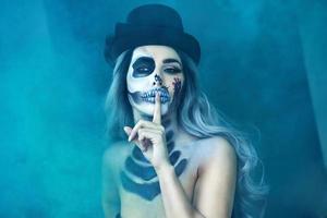 espeluznante retrato de mujer con maquillaje gótico de halloween foto
