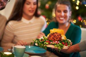 jamón navideño servido en la mesa foto