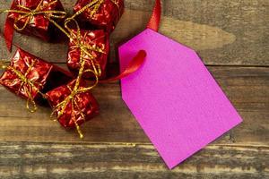 elementos decorativos de navidad junto a la tarjeta con cinta roja y espacio para escribir foto