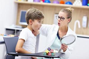 lindo niño pequeño en la oficina del terapeuta del habla foto