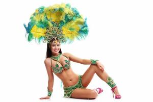 Mujer brasileña posando en traje de samba sobre fondo blanco. foto