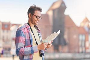 turista masculino en máscara turismo gdansk polonia foto