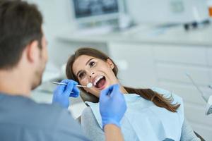 dentista masculino y mujer en la oficina del dentista foto