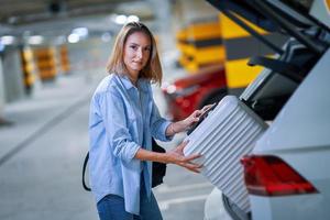 mujer adulta turista en el estacionamiento subterráneo del aeropuerto foto