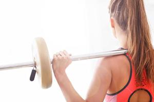 mujer haciendo ejercicios de fitness en casa foto