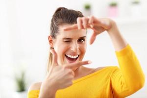 mujer feliz relajándose en casa foto