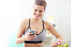 mujer haciendo ejercicios de fitness en casa foto