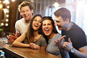 grupo de amigos disfrutando de la comida en el restaurante foto