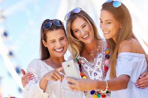 amigas felices pasando el rato en la ciudad en verano foto