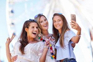 amigas felices pasando el rato en la ciudad en verano foto