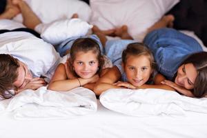 familia feliz relajándose en la habitación del hotel foto