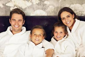 familia feliz relajándose en la habitación del hotel foto