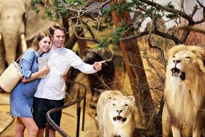 familia alegre en el museo de la naturaleza foto