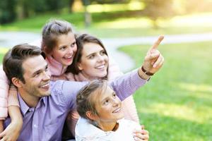 familia joven con niños divirtiéndose en la naturaleza foto