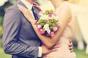 hermosa pareja de novios disfrutando de la boda foto