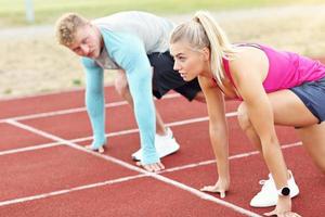 hombre y mujer corriendo en pista al aire libre foto