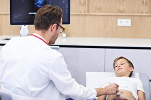 médico probando a un niño con usg foto