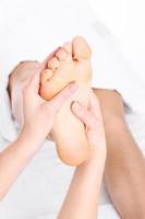 tratamiento de masaje de pies foto