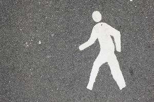 pictograma peatonal sobre el asfalto foto